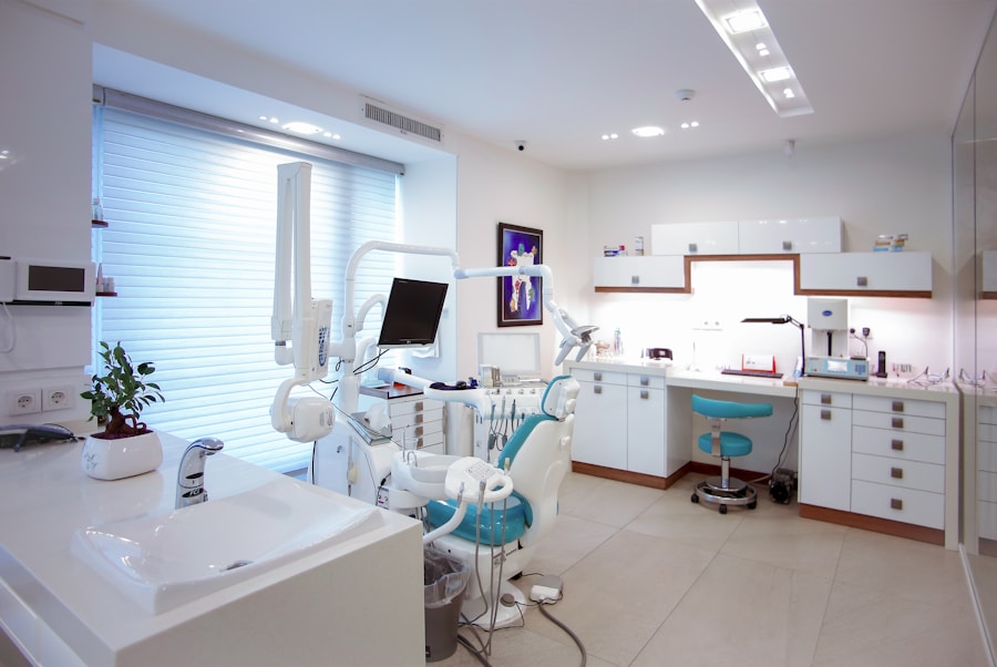 Equipamento de medicina dentária para implantologia — foto ilustrativa, a substituir por foto da clínica
